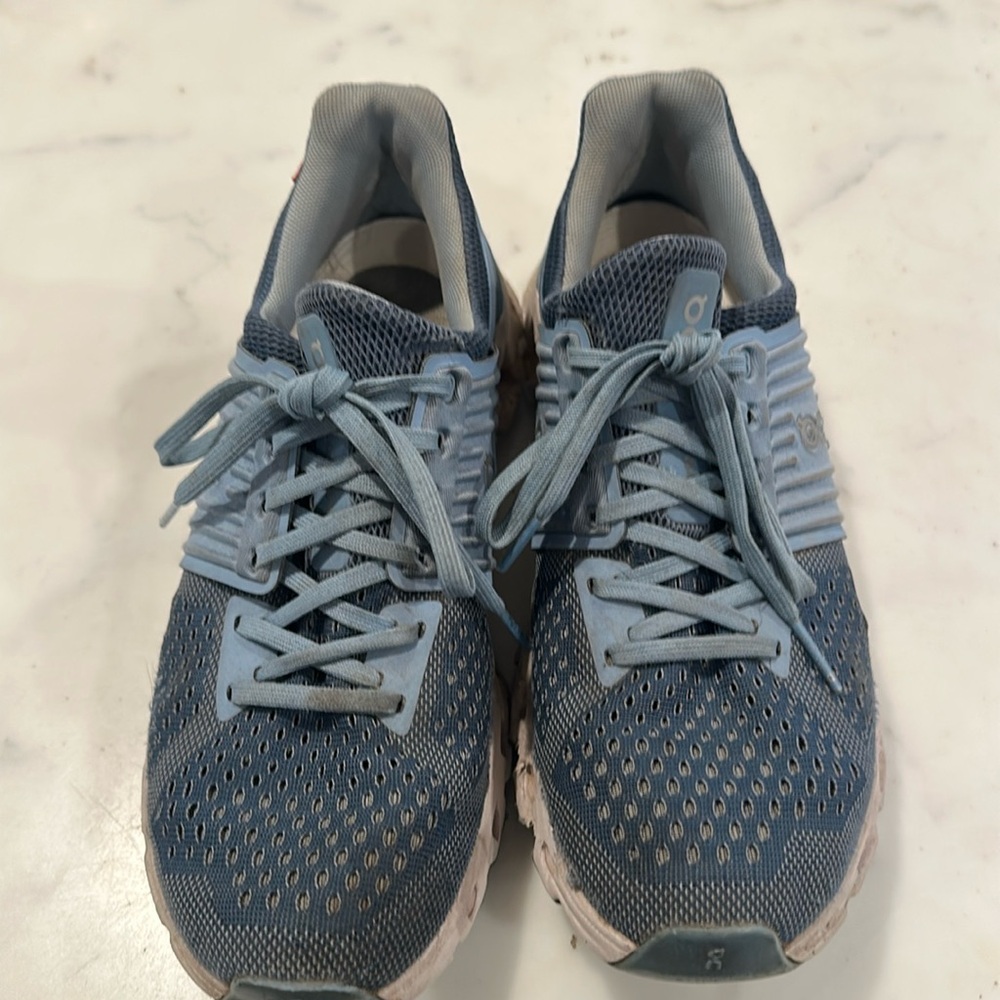 On cloud shoes women’s blue size 6.5